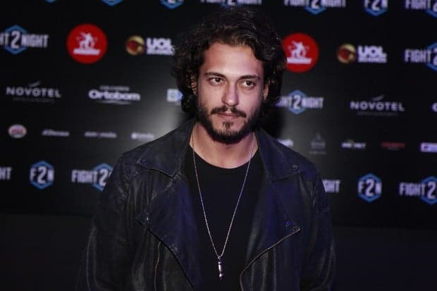 Ator Raphael Vianna aparece sério em evento após término com ex-“BBB” e dá resposta atravessada a jornalista