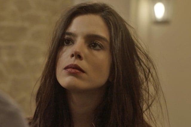 "Sol Nascente": Para irritar Ralf, Milena beija Mano