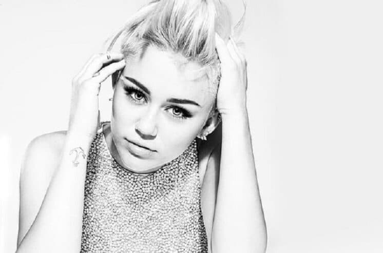 Miley Cyrus lamenta clipe da música 'Wrecking Ball': "sempre serei a menina nua que balança em uma bola"