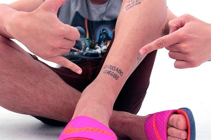 Homem tatua tweets antigos do Neymar na perna e faz sucesso na internet