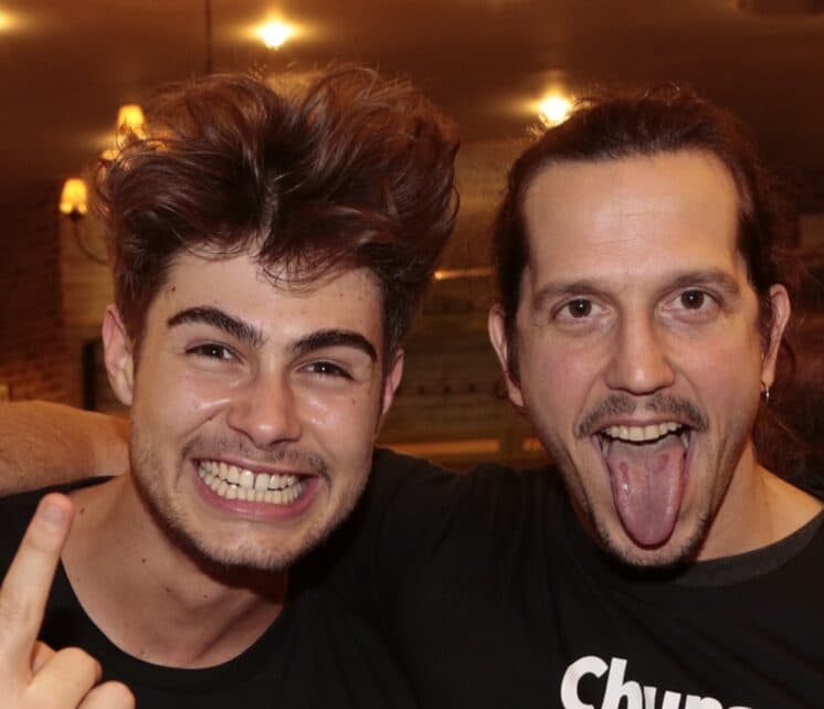 Rivais na TV, Vladimir Brichta e Rafael Vitti são vistos surfando juntos em praia do Rio; fotos!