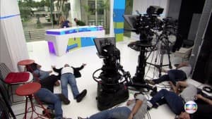 Boninho e equipe do "Vídeo Show" se jogam no chão durante brincadeira (Foto: Reprodução/Globo)
