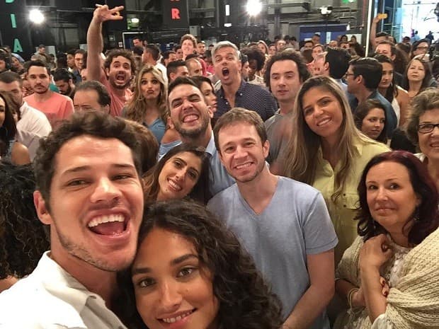 Atrações internacionais da mensagem de fim de ano da Globo são antipáticos e irritam artistas da casa