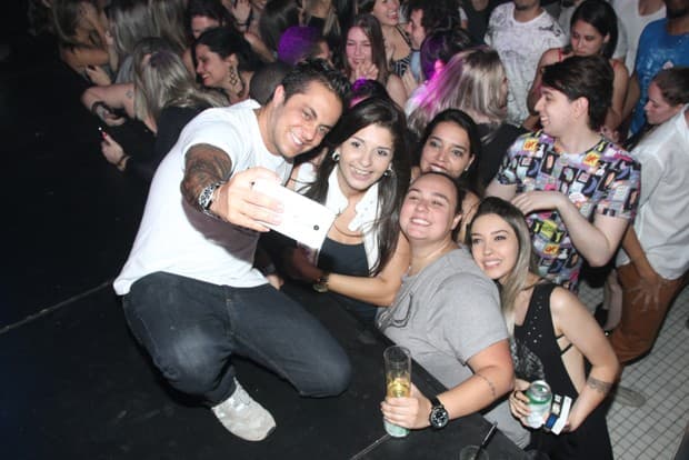 Após fim de noivado, Thammy Miranda curte boate gay em SP