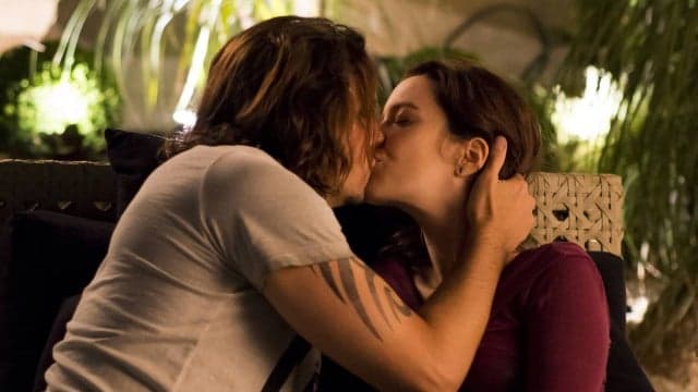 "Rock Story": Gui se declara para Julia e casal começa a namorar escondido