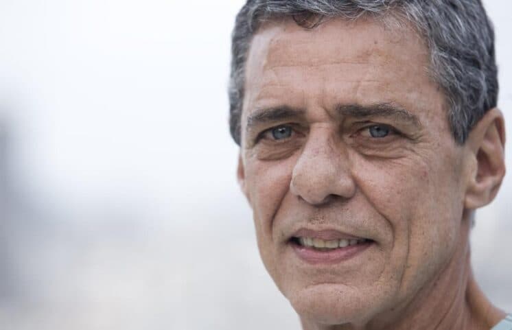 Com 74 anos, Chico Buarque é internado e passa por cirurgia