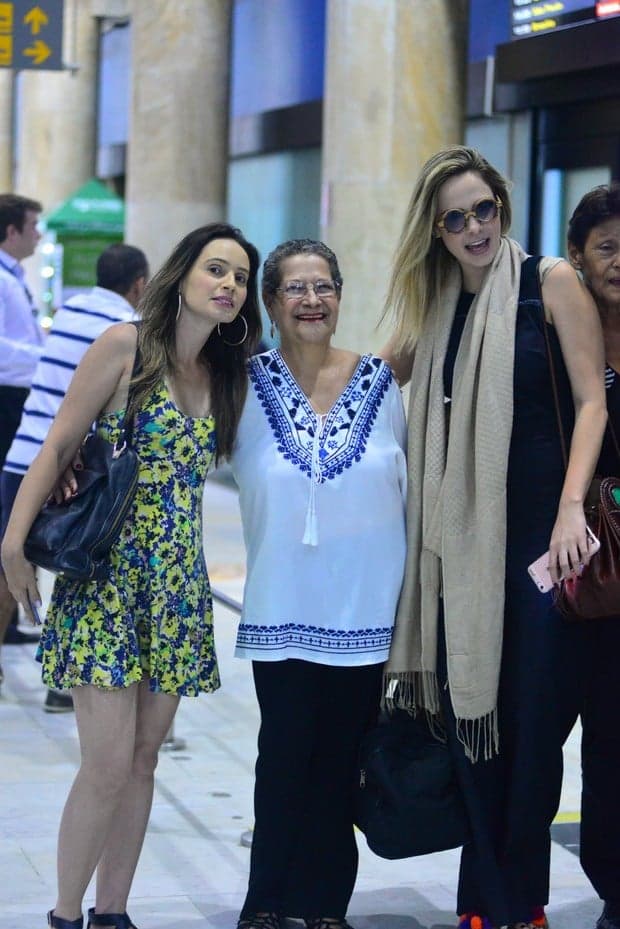 Ex-BBBs Ana Paula Renault e Geralda se reencontram em aeroporto