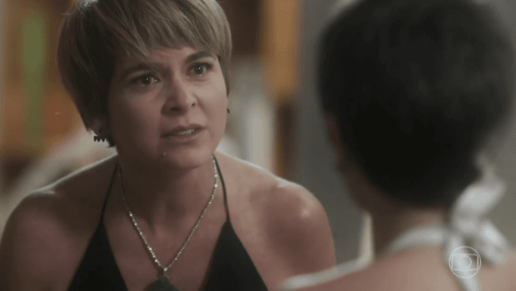"A Lei do Amor": Após flagra de traição, Helô briga com Laura