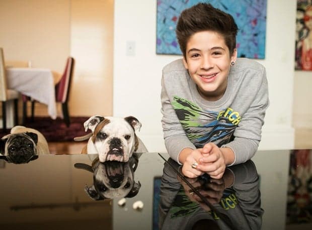 Aos 15 anos e solteiro, João Guilherme muda radicalmente o visual