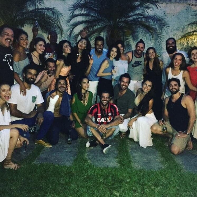 Cristiana Oliveira faz festa para atores da Record em sua casa