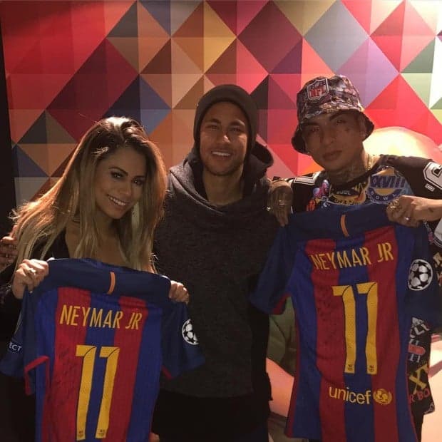 Lexa e Guimê tietam Neymar na Europa