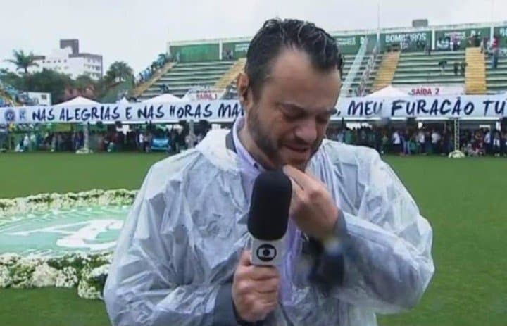 Eric Faria se emociona e chora em cobertura do velório da Chapecoense