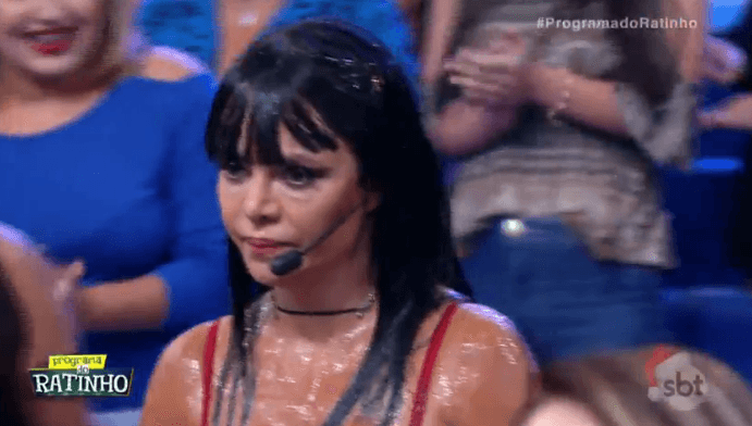 Ratinho atira água contra funcionária em seu programa no SBT