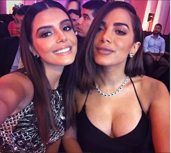 Anitta aparece "esquisita" em foto e boca volta a ser motivo de piada