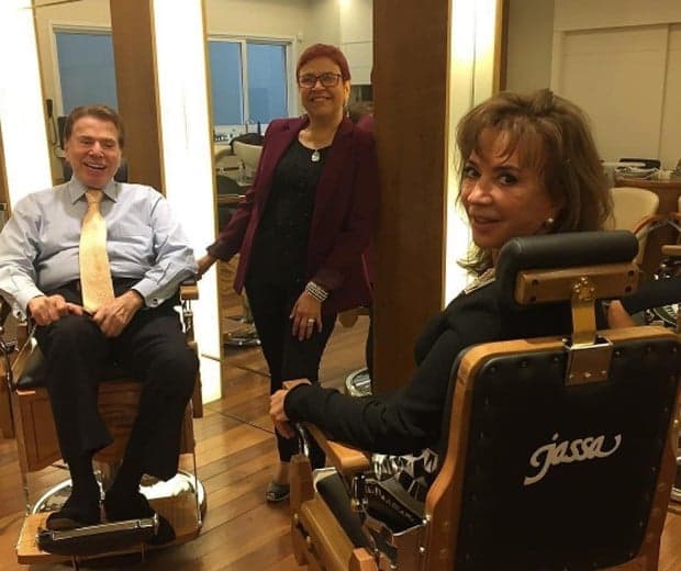 Silvio Santos aparece com a mulher ao ajeitar o visual no salão do Jassa