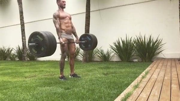 Lucas Lucco compartilha treino feito de sunga e barriga trincada