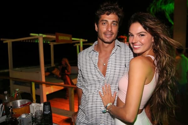 Isis Valverde aparece em noite com namorado na Bahia