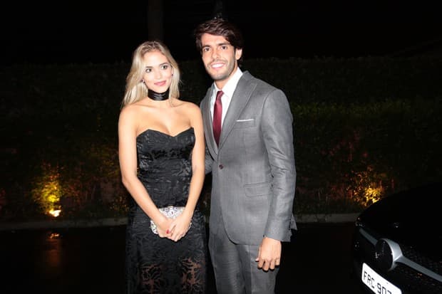 Kaká assume namoro com modelo