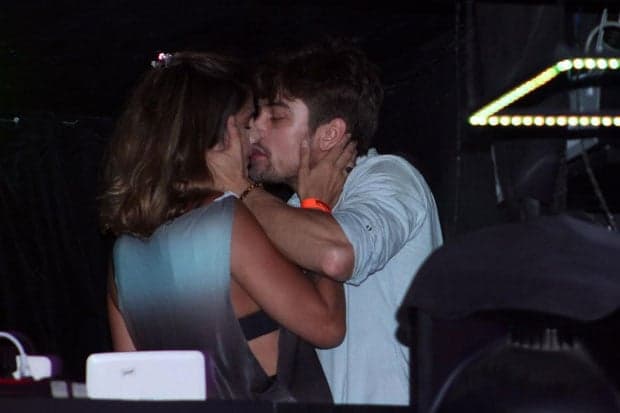 Ator e modelo Raphael Sander beijando Ana Carolina  (Foto: divulgação)