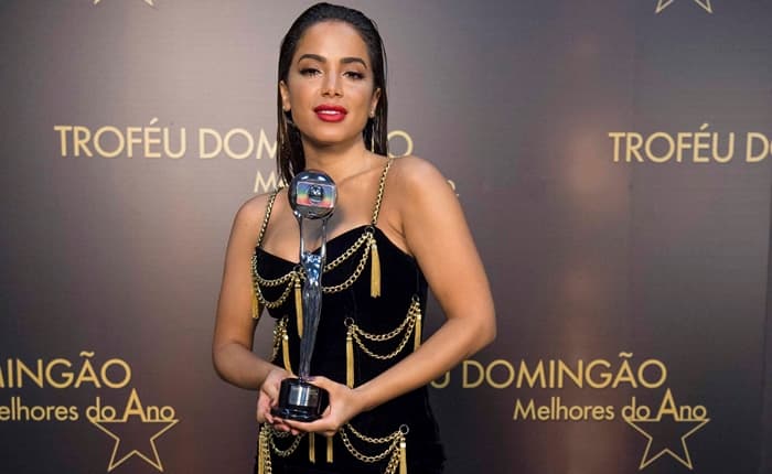 Anitta xinga Claudia Leitte em bastidor de show