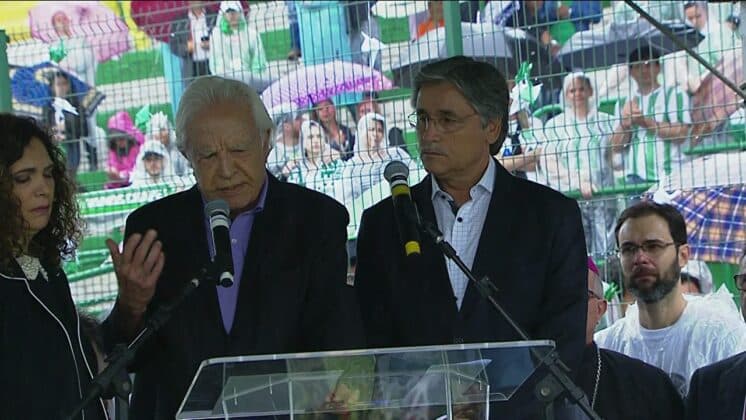 Cid Moreira lê trecho da Bíblia durante velório das vítimas da Chapecoense