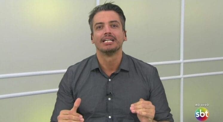 Apresentadores do "Fofocando" acusam participante do "The Voice" de ingratidão e ele responde
