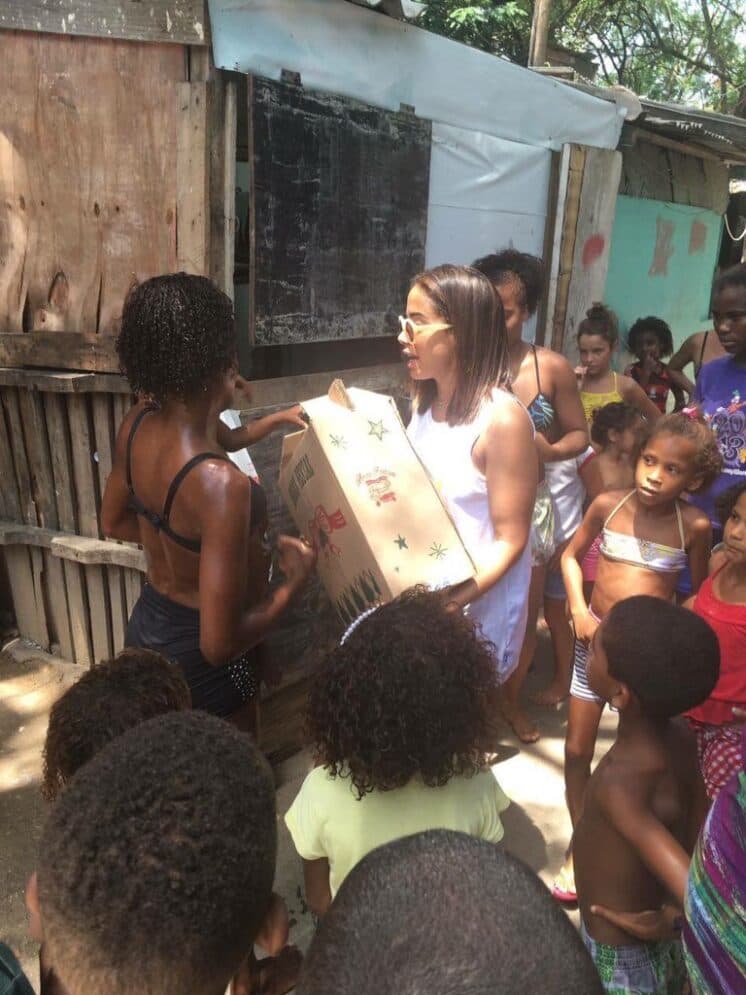 Anitta surpreende e distribui cestas básicas em favela