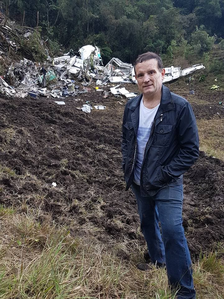 Roberto Cabrini aparece no local da tragédia com o avião da Chapecoense e causa polêmica
