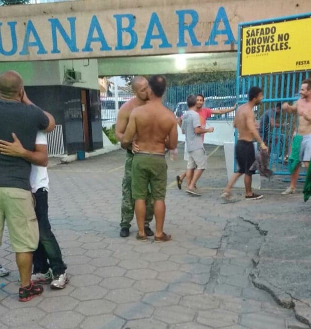 Famoso ator de TV é flagrado beijando outro homem em festa no Rio; veja imagens