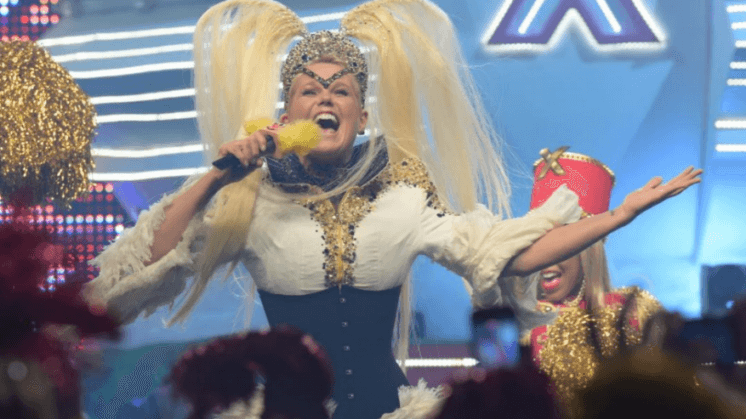 Prestes a estrear o “Dancing” na Record, Xuxa rodará o Brasil com turnê