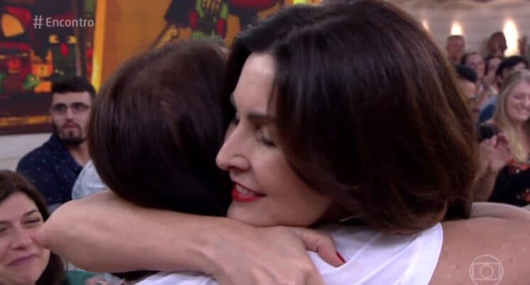 Fátima Bernardes se emociona com mãe de jogador morto da Chapecoense
