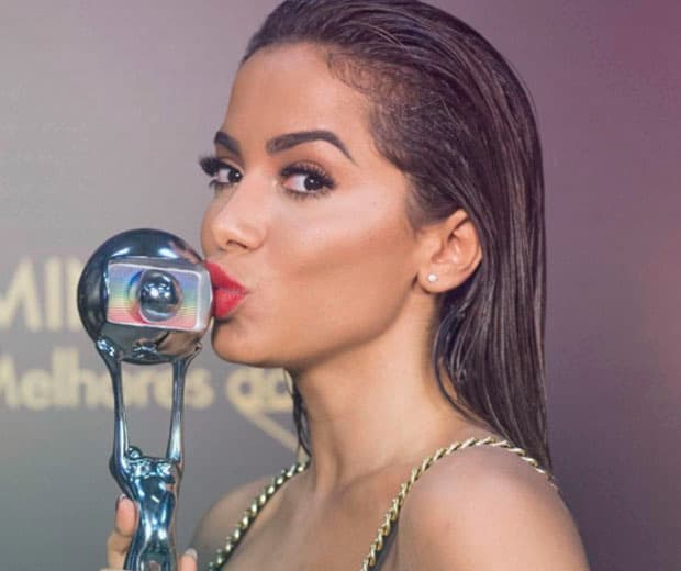 Anitta rebate críticas após prêmio: "É possível ser mulher que rebola e estuda"