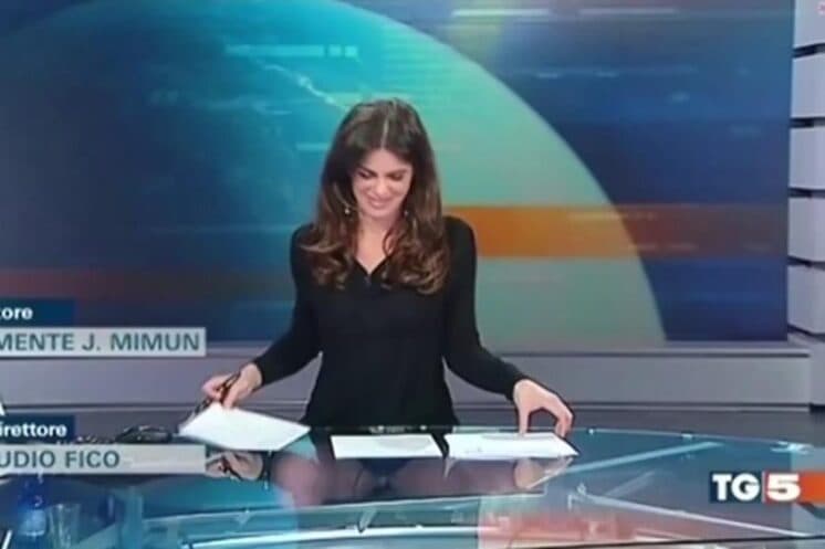 Apresentadora vacila e deixa calcinha à mostra durante telejornal