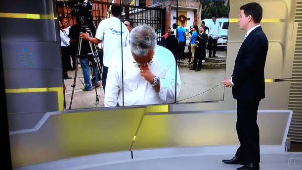 Repórter da Globo fica abalado ao noticiar sobre colega morto e chora após entrada ao vivo