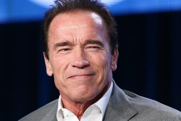 No Brasil, Arnold Schwarzenegger é visto com musa fitness brasileira