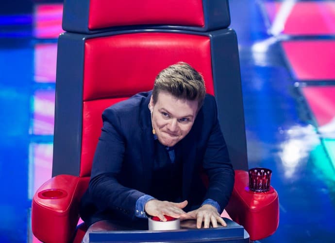 Rejeitado no "The Voice", Michel Teló surpreende e desbanca todos os jurados