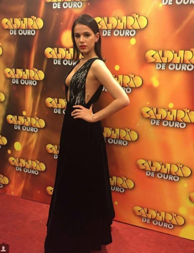 Decote de Bruna Marquezine é visto em flagra indiscreto de Luciano Huck