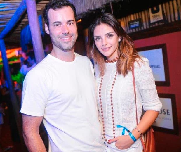 Carol Celico e namorado curtem festa antecipada de Réveillon em Trancoso