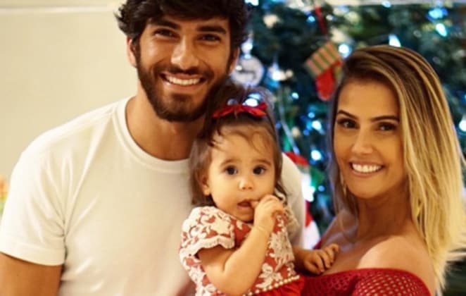 Deborah Secco publica foto com a família e deseja feliz Natal aos fãs