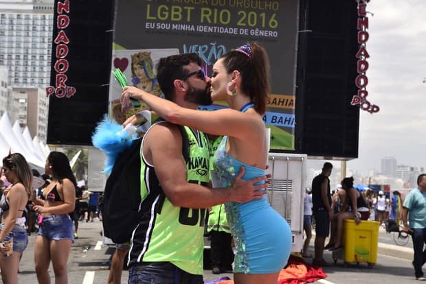 Casal Laura e Jorge fazem sucesso na Parada LGBT do Rio de Janeiro: "Bissexual"