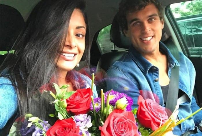 Aline Riscado recebe flores de Felipe Roque e se declara