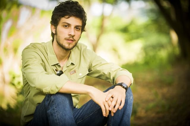 Confira a primeira foto de Chay Suede e outros atores em "Novo Mundo", próxima novela das seis