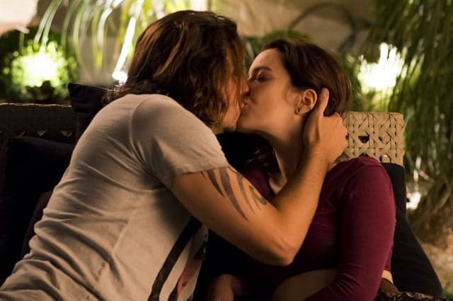 "Rock Story": Após beijar Diana, Gui tem primeira noite de amor com Júlia