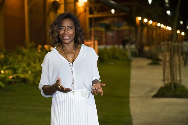 Gloria Maria revela que já usou drogas e surpreende internet