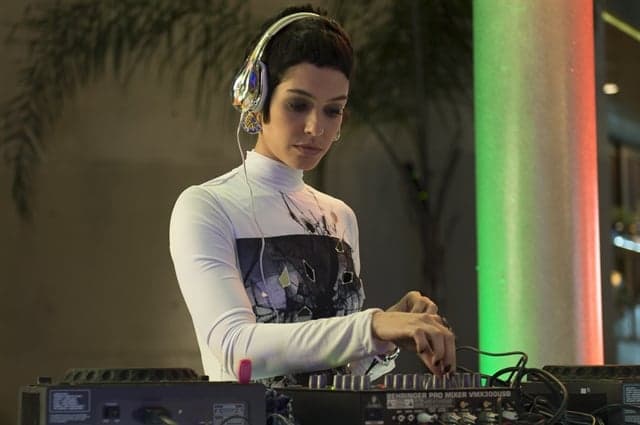 Sem contrato com a Globo, Maria Flor está correndo atrás de trabalho