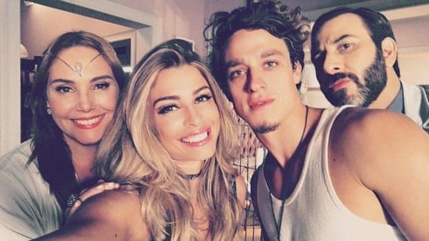 Grazi Massafera publica foto com elenco de "A Lei do Amor"