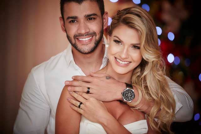 Andressa Suita posa de biquíni e exibe barriguinha de grávida