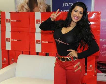 Para emagrecer, Mulher Moranguinho injeta aminoácidos na veia: "Outra mulher"