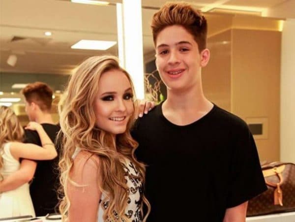 Ex-namorados, Larissa Manoela e João Guilherme se encontram em evento