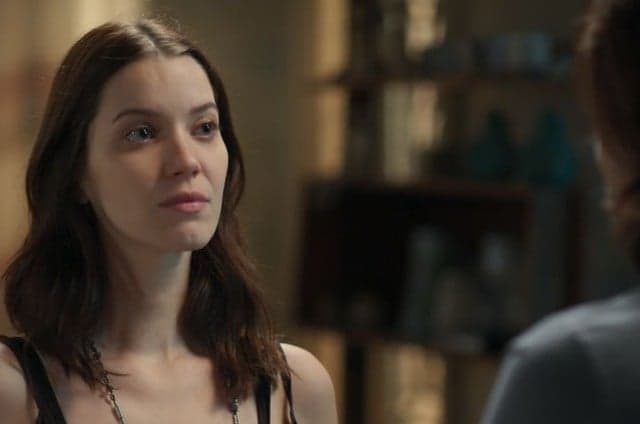 Júlia resolve se entregar para a polícia na novela "Rock Story"